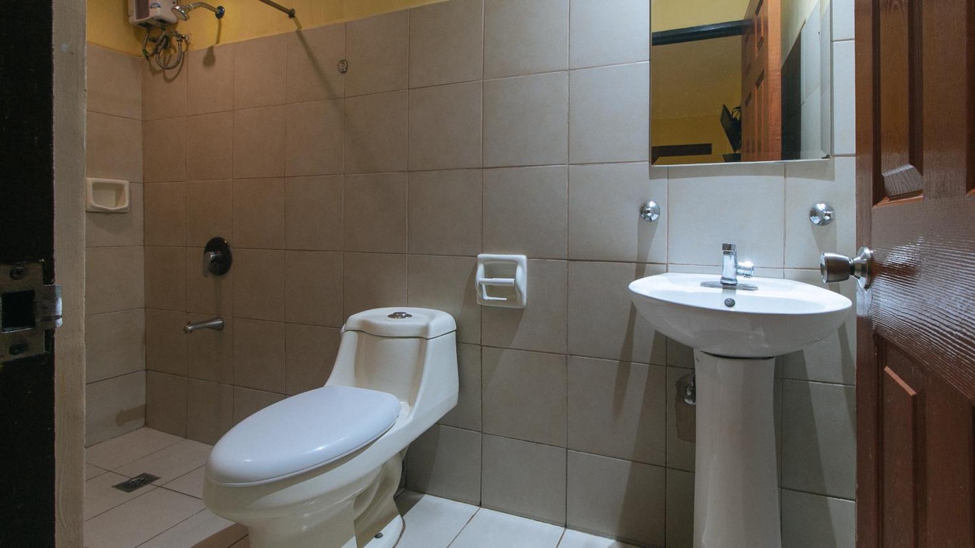 Reddoorz At Comfy Inn Ermita マニラ市 エクステリア 写真